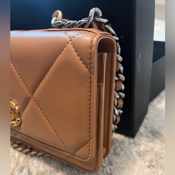 Chanel 19 WOC in Caramel Lambskin - Picture 3 of 13